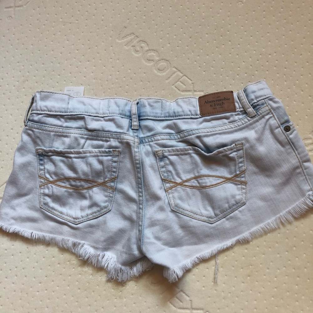 Size 24- light wash jean shorts